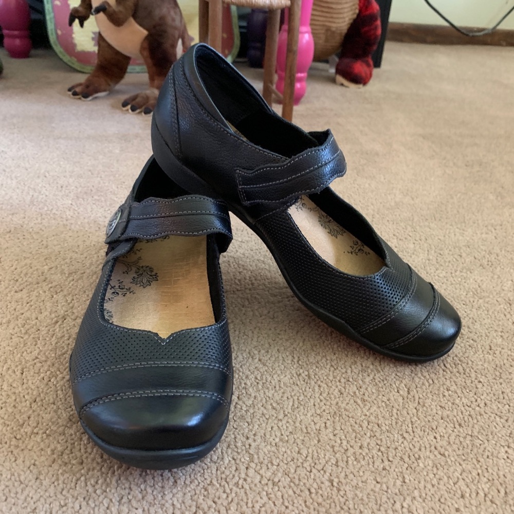 EUC Taos Mary Janes size 40 (size 9-9 1/2)